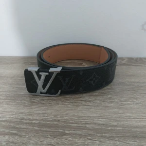 L Bälte Svart Blommor - ● Helt ny, aldrig använt. Litet verktyg för att göra hål med är inkluderad 👍                                       ● Storlek: 110cm.                                                      ● Fraktar inom 24h, så att du får paketet så fort som möjligt! 📦                                                                          Vid frågor eller intresse, dm. 😁