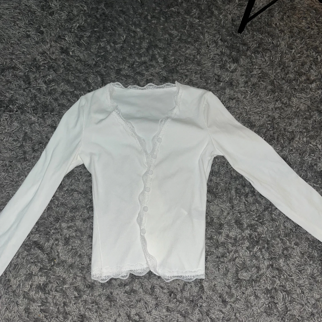 Vit ribbad blus med spets och knappar - 1