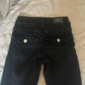 Svarta jeans från Perfect Jeans, stl 34 - Svarta low waist bootcut jeans från Gina tricot i storlek 34/XS