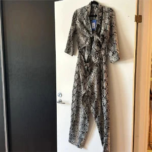 Jumpsuit - Jumpsuit från som jag köpt från sellpy men som jag aldrig använt. I storlek 38. Finns en liten fläck som jag inte vet om den går tvätta bort annars väldigt fint skick