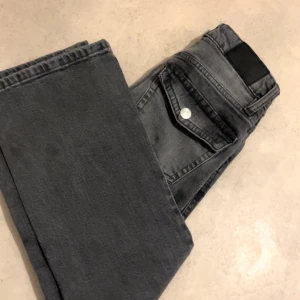 Gråa lågmidjade bootcut jeans - Snygga grå jeans från lager 157. Nypris 400kr. Jag har haft på mig dom en gång.