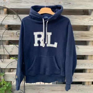 Ralph Lauren Hoodie  - Säljer denna asfeta och sällsynta Ralph Lauren Hoodie. Storlek XS. Fint skick. Tjock och härlig Hoodie, perfekt till vintern! Väldigt svår att få tag på. Enda på plick för tillfället. Hör gärna av er vid funderingar🙌