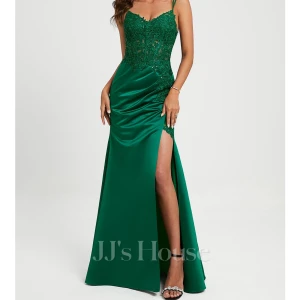 Grön långklänning med spets och slits - Snygg grön långklänning från JJ's House med smala axelband, spetsdetaljer upptill och en hög slits på sidan. Klänningen har figurnära passform upptill och faller snyggt nedåt i satinliknande material. Perfekt för bal eller fest! 💚endast använd en gång!