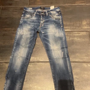 Jack & jones jeans - Tvärsnygga och sällsynta jack & jones jeans med riktigt feta slitningar och tvätt. Bra skick.