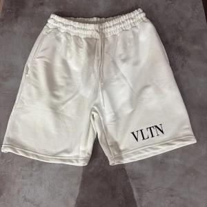 Vita shorts från Valentino  - Tjena, säljer nu mina vita valentino shorts, inte alls använda, inga fel på den. Hör av dig vid några funderingar. 