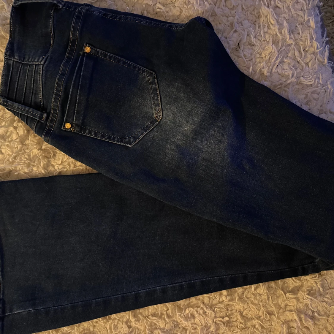 Mörkblå lågmidjade/utsvängda jeans med tre knappar - 2
