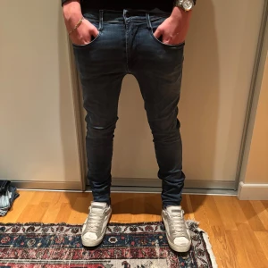 Mörkblåa replay anbass w 33 L 32 - Säljer ett par mörkblåa replay anbass i stl W 33 L 32. Jeansen är riktigt feta och stilrena. Vid frågor är det bara att höra av sig!
