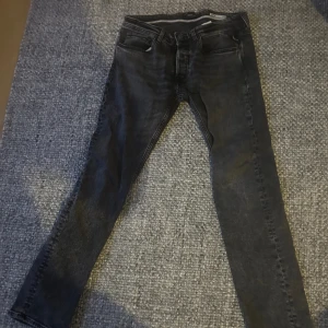 Svarta replay jeans - Säljer ett par svarta straight jeans i storlek 32/32 från replay. Dom är i bra skick. Finns i Solna att hämta.