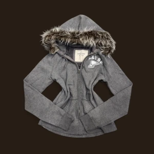 Abercrombie & fitch fur hoodie - ✨ Säljer en unik fur hoodie från märket (A&F) ✨ Pälsen är ditsatt i efterhand för en personlig och trendig look. Storleken är (M), men den kan även passa (S) beroende på önskad passform. Eftersom plagget är second hand kan mindre defekter jag missat förekomma! – se gärna min bio för mer info.  💎 Priset är fast och ej förhandlingsbart.  Tvättråd: Handtvätta i ljummet vatten, var försiktig med pälsen, alternativt tvätta tröjan i en tvättpåse i tvättmaskinen 30-40grader. Undvik torktumlare.