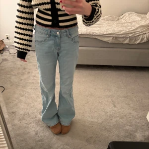 Ljusblå bootcut jeans - Ljusblå bootcut jeans, säljer pga att de är förstora