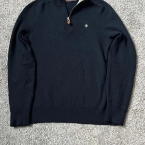  merinoulltröja från Morris - Navy half zip tröja från Morris i 100% merinoull i riktigt fint skick men har dessvärre krymp i tvätten men skulle passa perfekt för en kille runt 160 cm och även riktigt varm och skön