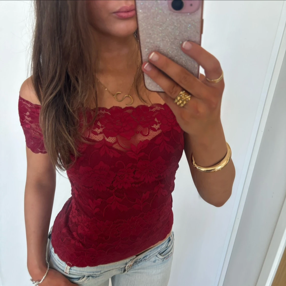 Vinröd Offshoulder spetstopp 