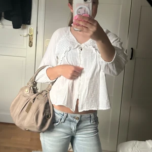 Zara blus - Jätte fin blus från zara i strl 11-12 men passar mig som är xs 