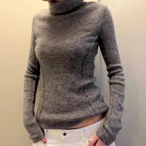 Stickad polotröja - Så cool stickad tröja från hm. Köpt förra året och använd en gång! Man kan dra ner polokragen mer om man vill!