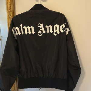 Palm Angels jacka  - Helt ny oanvänd PA jacka, lapparna finns inte kvar men jackan är oanvänd. Boosta din streetwear garderob med denna fräscha jacka! M och L storlek passar båda. M lite mer oversized stil. 