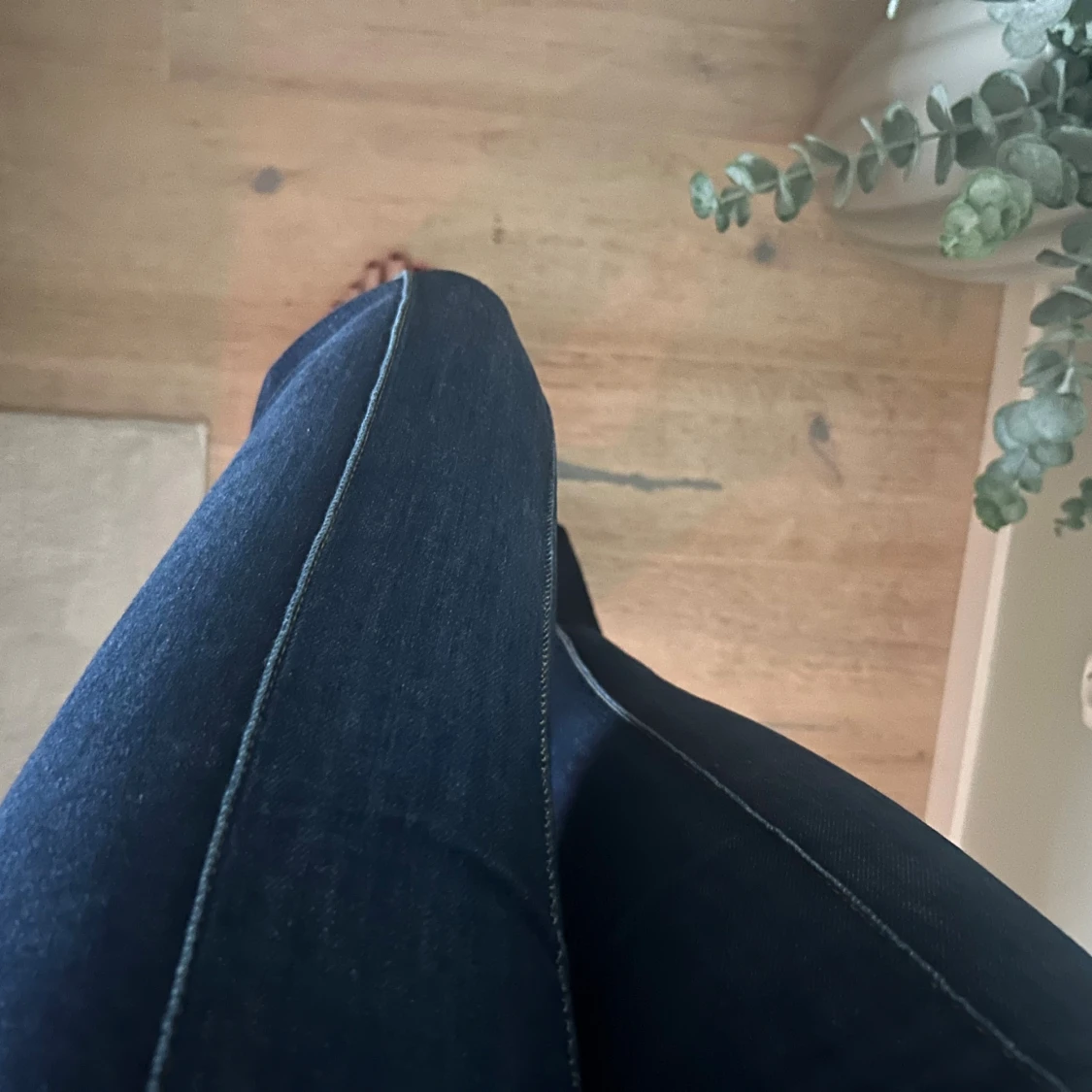 Mörkblå lowwaist bootcut jeans med snygga sömmar. Passar S och XS - 2