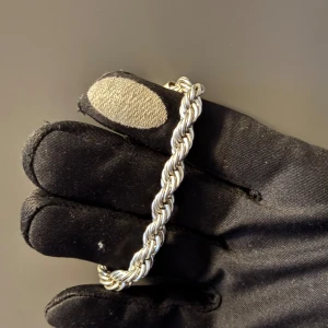 Silverpläterat Cordell armband - Snyggt cordell armband med flätad design i silverfärg. Den är pläterad i silver (rostfri). Längden är cirka 19 cm och 8mm bred. Perfekt för dig som gillar stilrena och klassiska accessoarer med lite extra edge.