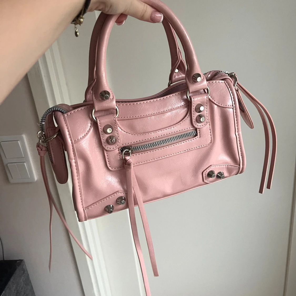 Rosa handväska med dragkedja - 1