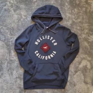 Vintedge hoodie från Hollister - Säljer mörkblå hoodie från hollister extremt eftertraktad🙌 och sällsynt🔥 Skick 8/10🙌