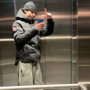  Canada Goose vinterjacka  - Säljer en svart pufferjacka från Canada Goose med ikonisk logga på ärmen. Jackan har hög krage, huva och dragkedja framtill. Den är quiltad och har en clean, loose passform som är perfekt för kalla dagar. Jackan är långärmad och har en stilren look. …. 20/20❄️🥶