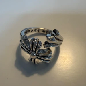 Chrome Hearts Ring - Size 9. 21 Elegant hantverk med lyxig känsla Robust vikt och hög detaljnivå För dig som vill ha stil och edge till rätt pris  Stainless steel Vid köp av två av mina ringar 350kr