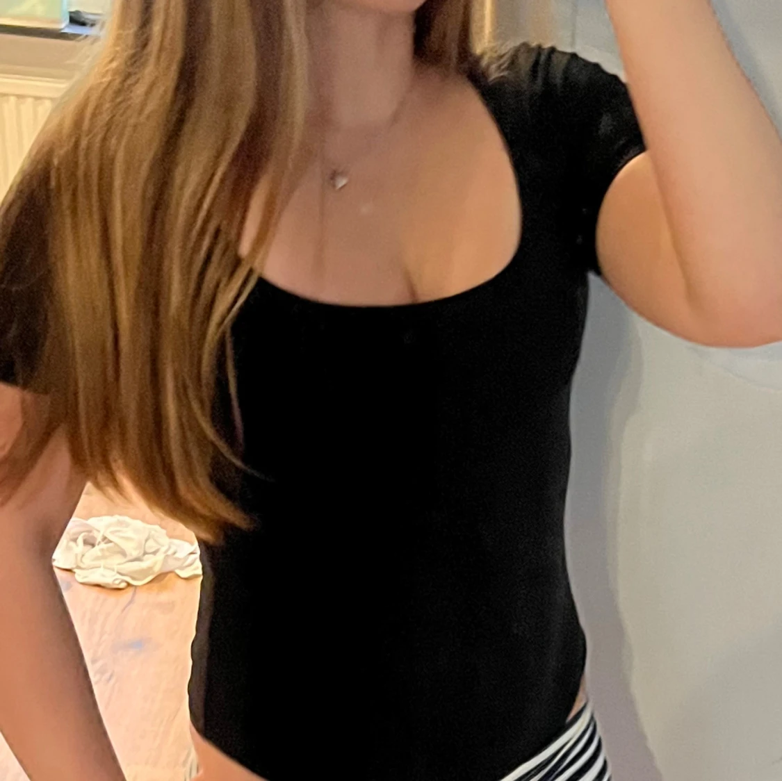 Svart body med rund hals - 2