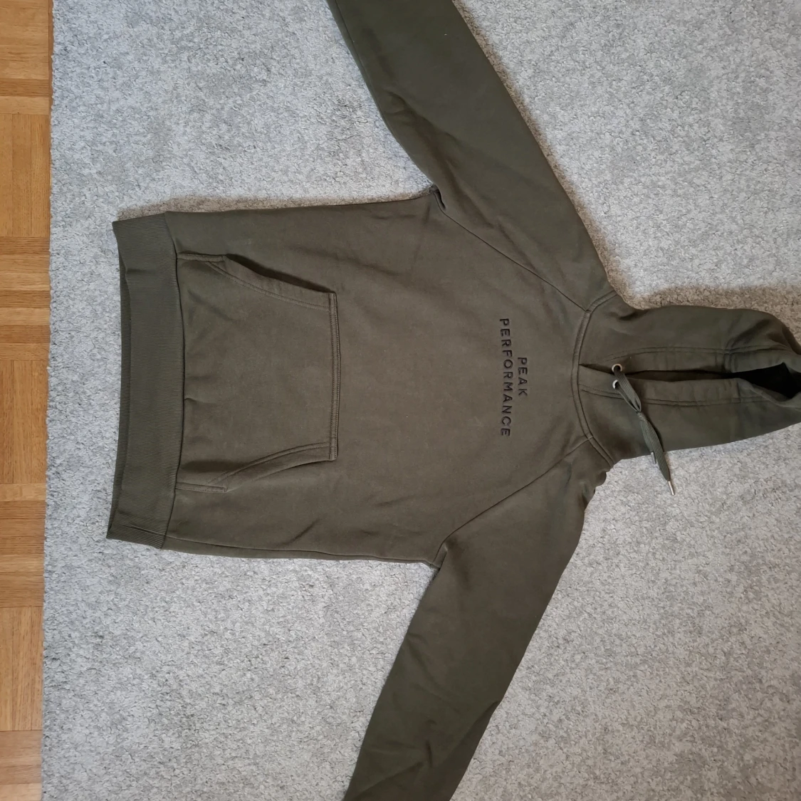 Olivgrön hoodie från Peak Performance - 1