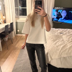 Skinnbyxor svarta  - Jätte sköna och varma skinnbyxor som har raka ben. Byxorna passar till allt och är perfekt till vintern. Helt svarta utan några tryck!💕