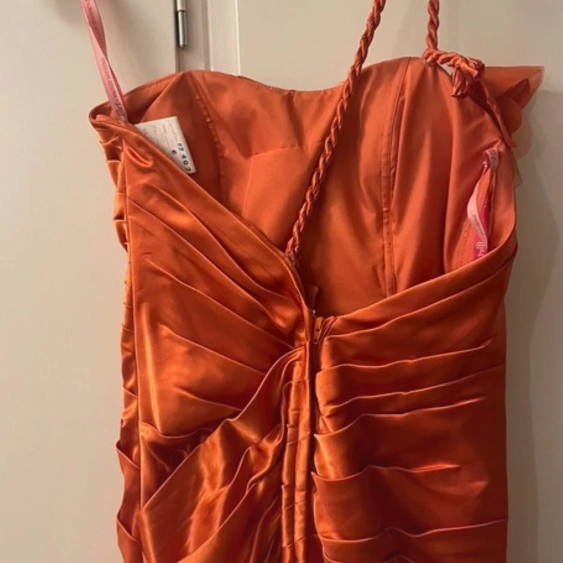 Lång orange balklänning med blomdetalj - 1