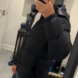 Svart dunjacka Polo Ralph Lauren XS/S - Ralph lauren jacka i mycket gott skick använd 2-3 gånger endast. Passar Xs-s från 166-180