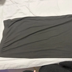 Svart ribbad långkjol från SHEIN - Svart långkjol från SHEIN i ribbat material. Kjolen har en enkel och rak passform som gör den lätt att styla. Perfekt för dig som gillar en clean och stilren look. (Använt 1 gång till skolavslutning) priset kan diskuteras.