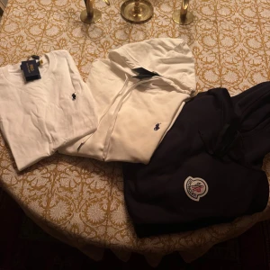 Julklapp ?Paket med 1 T-shirt , 2 hoodies passar stl s-m  - Vit hoodie från Polo Ralph lauren , vit T-shirt från polo Ralph lauren , svart hoodie Moncler