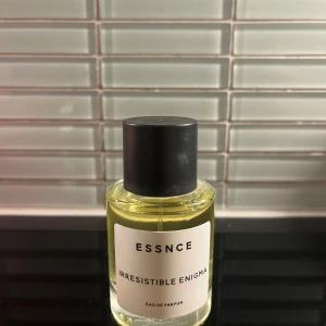 Essnce Irresistible Enigma Parfym - Säljer denna parfym från  ESSNCE Irresistible Enigma. Den är så gott som ny. Endast testad med några sprayningar