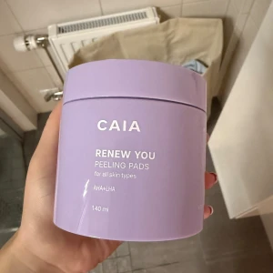 CAIA Renew You Peeling Pads - Lila burk med 60 exfolierande peeling pads från CAIA, Renew You. Oöppnad 🫶🏼🫶🏼 skriv vid funderingar! 