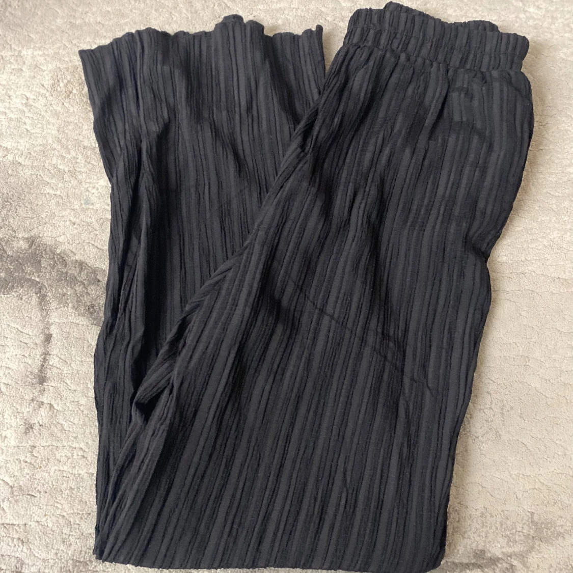 Svarta plisserade byxor med resår