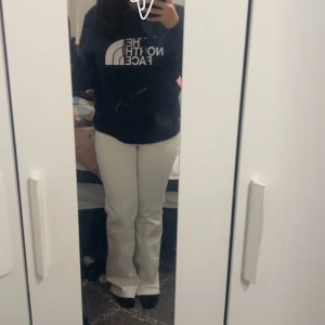 Hoodie - North face hoodie, jätte fin och bra kvalité, håller dig varm, original pris 1000, den är för män men jag som tjej hade på mig de (jag är storlek M)