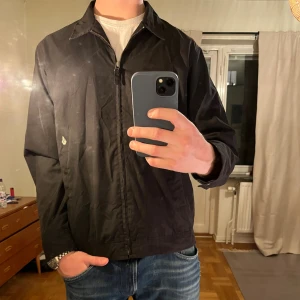 Svart Overshirt med dragkedja  - Säljer denna sjukt snygga Overshirten från Volcom⭐️ Färgen är svart och storleken är M✅ Den har inga defekter och skicket är utomordentligt🙌🤝 Sjukt najs passform och passar perfekt till hösten🍁🙌 Tveka inte på att höra av er dig vid minsta fråga eller fundering😊
