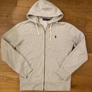 Ralph Lauren zip hoodie - Fint skick men finns defekter, se sista bilderna.  Storlek XS, normal/lite stor i storleken passar sig runt 165-175. Kom gärna med prisförslag eller frågor!