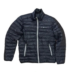 Sail Racing jacka - En svart Sail Racing Protector Liner jacka som jag fick i present för drygt ett år sedan. Helt oanvänd och i nyskick. Storlek M. Hör av dig för mer information eller frågor💥