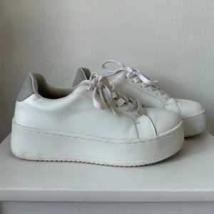 Vita sneakers - Vita sneakers som tyvärr efter två användningar kändes för små. Är därför i bra skick med endast smutsiga sulor och lite smuts bak i hälen. Är i storlek 38.