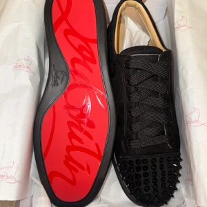 Sjukt feta louboutin med spikar - Säljer just nu detta tvär feta par louboutin skor med spikar. De är oanvända och i storlek 43. Priset ej hugget i sten. Box m.m medföljer.Vid snabbt köp skickar jag även med något extra😀👌🔥