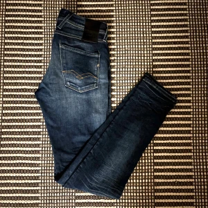 Replay Anbass mörkblå jeans - Riktigt snygga Replay Anbass i mörkblå denim (W30 L34) med cool tvätt och lite worn känsla. Ger riktiga archive / vintage-vibbar – som nåt man skulle hitta på en gammal streetwear-butik i Milano. Skön passform och sitter riktigt bra på. Säljer bara för att de inte kommer till användning längre . Säljer för 399kr (nypris ca 1600kr)