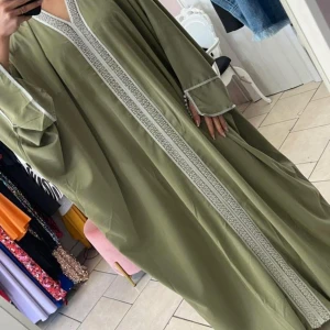 Kaftan - Grön kaftan köpt från Classy by Y. Aldrig använd, endast testad. Prislappen sitter kvar 💚