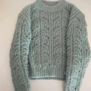 Ljusgrön stickad tröja från Pieces - Supermysig ljusgrön stickad tröja från Pieces i storlek S. Tröjan har ett fluffigt material med snyggt mönster och ribbad kant vid hals, ärmslut och nederkant. Perfekt för dig som gillar en chill och trendig look med lite extra struktur. ‼️Dock är den ganska liten i storleken så skulle säga att den passar XS mer‼️