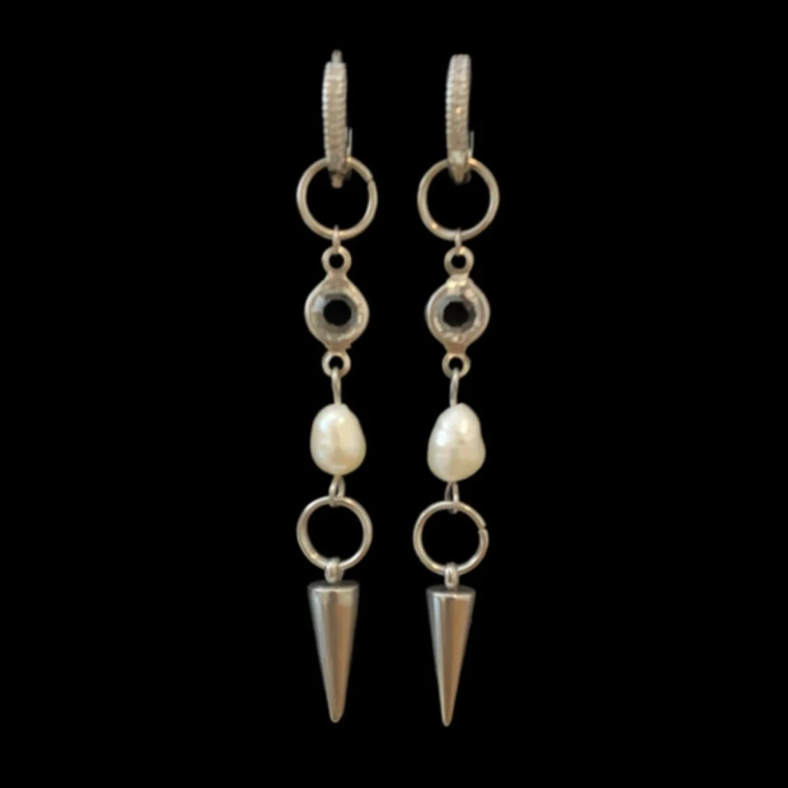 Silverörhängen med sötvattenpärla & konformad avslutning