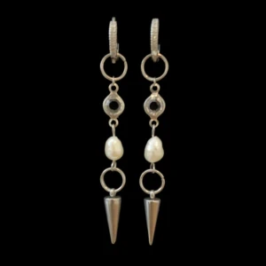 Silverörhängen med sötvattenpärla & konformad avslutning - Priset gäller ett par örhängen  Material: Rostfritt stål & sötvattenpärla  Längd: ca 6,5cm Nickelfria Handgjorda