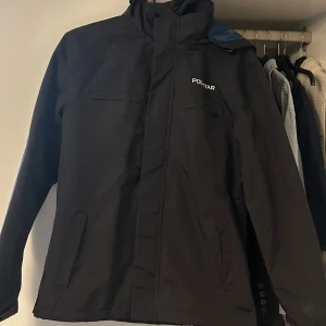 Svart vindjacka  - Fin jacka från polestar