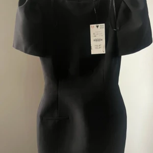 Slutsåld klänning från Zara  - SNYGGASTE klänningen jag provat säljer för att den var lite för liten på mig den är helt sprillans ny till o med prislapp kvar 