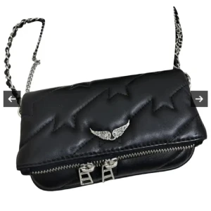 (Ge gärna prisförslag) Äkta Zadig & Voltaire väska - !Pris går att diskuteras! Säljer min fina Zadig & Voltaire väska jag köpte förra året! (Är på resa nu när jag lägger upp så fick hitta bild på internet!) Knappt använd! Fixar gärna fler bilder om det är nödvändigt!