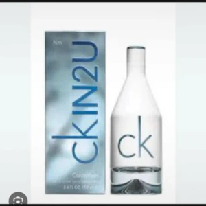 CK IN2U Him EdT 100ml - Fräsch och modern doft från Calvin Klein, perfekt för dig som vill sticka ut. Flaskan rymmer 100 ml och designen är stilren och enkel. En populär klassiker bland unga.